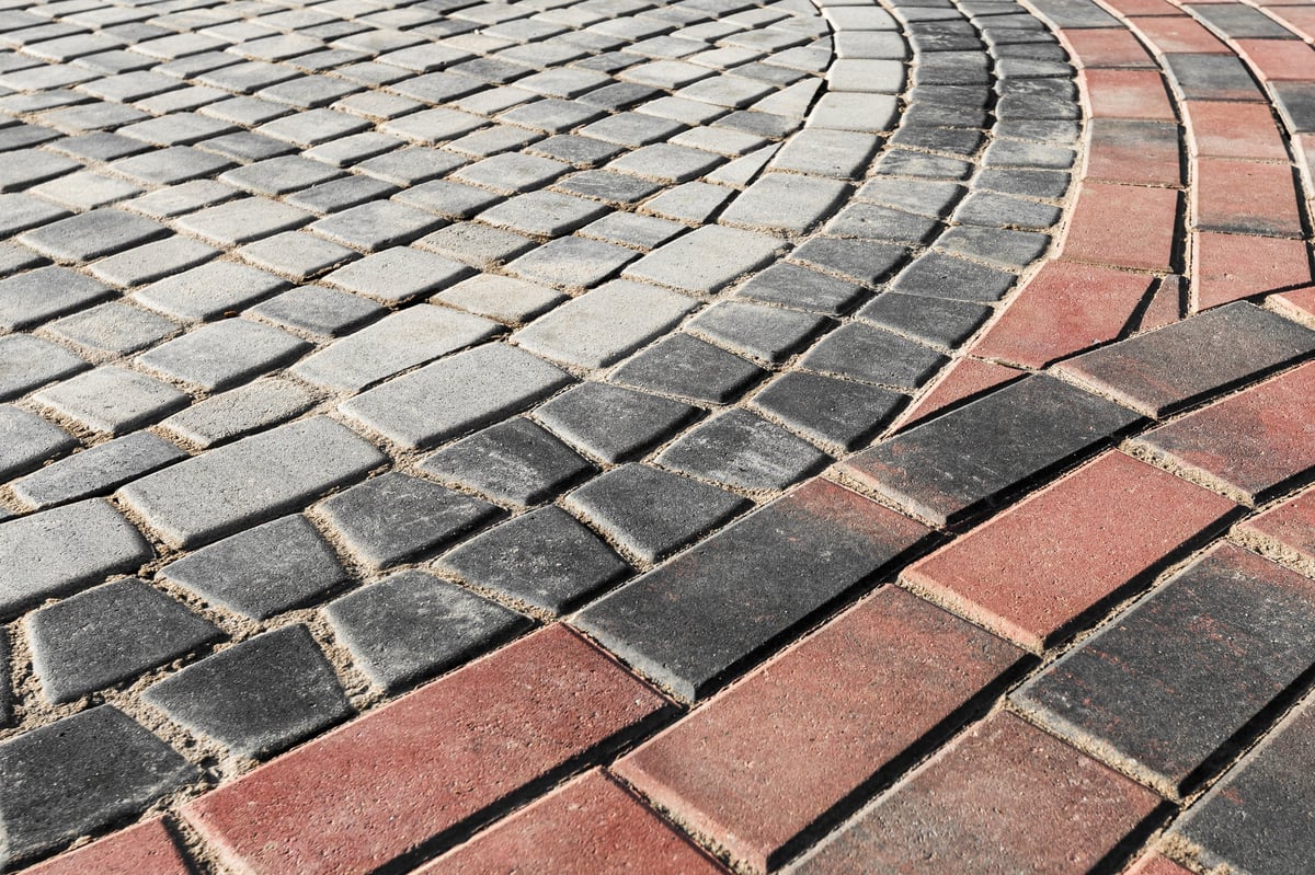 Combination of paving slabs of various shapes and colors